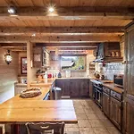 Chalet Typique A Avec Parking Et Wifi, Proche Centre Et Pistes - Fr-1-343-182